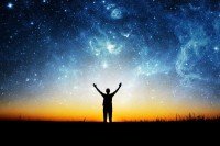 Когда система контроля перестаёт работать, а это именно то, что сейчас происходит, мы возвращаемся к невинности и свободе, к Универсальным законам Вселенной, которые работают всегда.